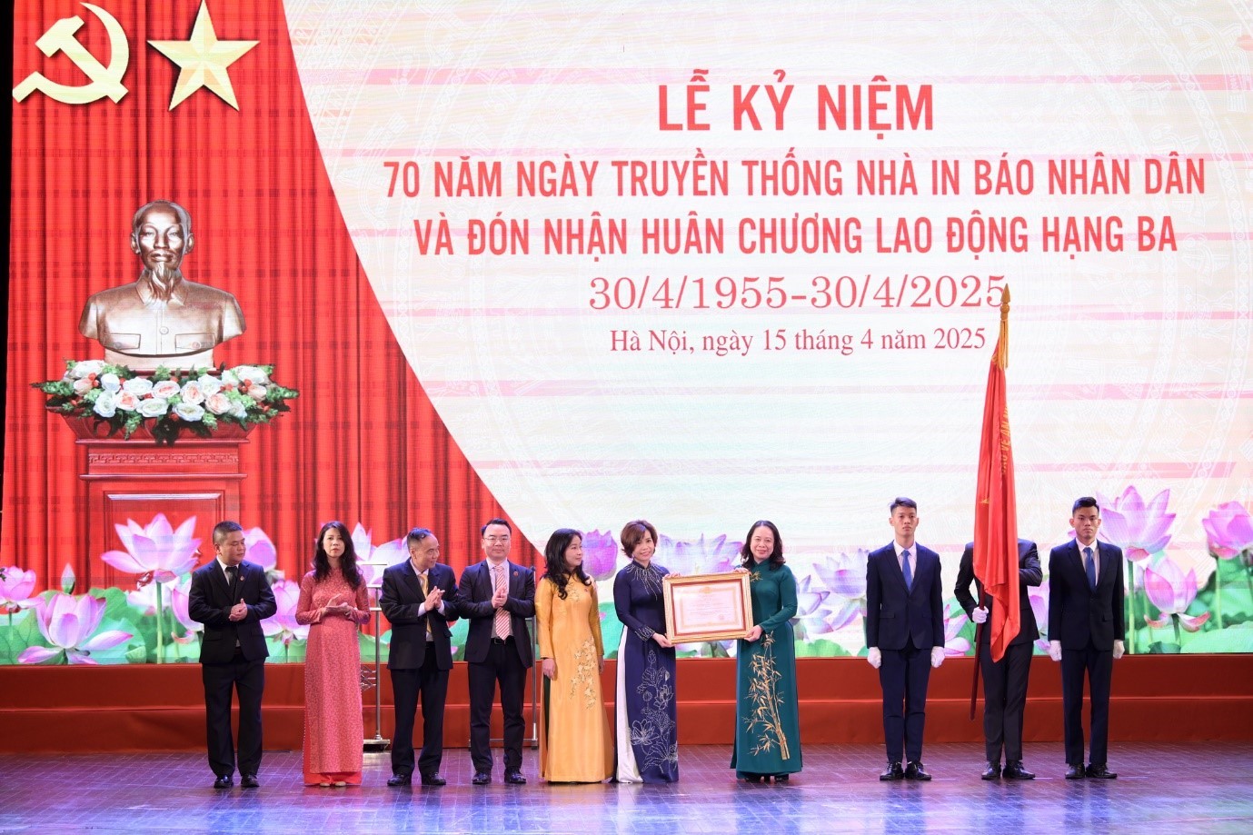Công ty TNHH MTV In Báo Nhân Dân Hà Nội đón nhận Huân chương Lao động hạng Ba