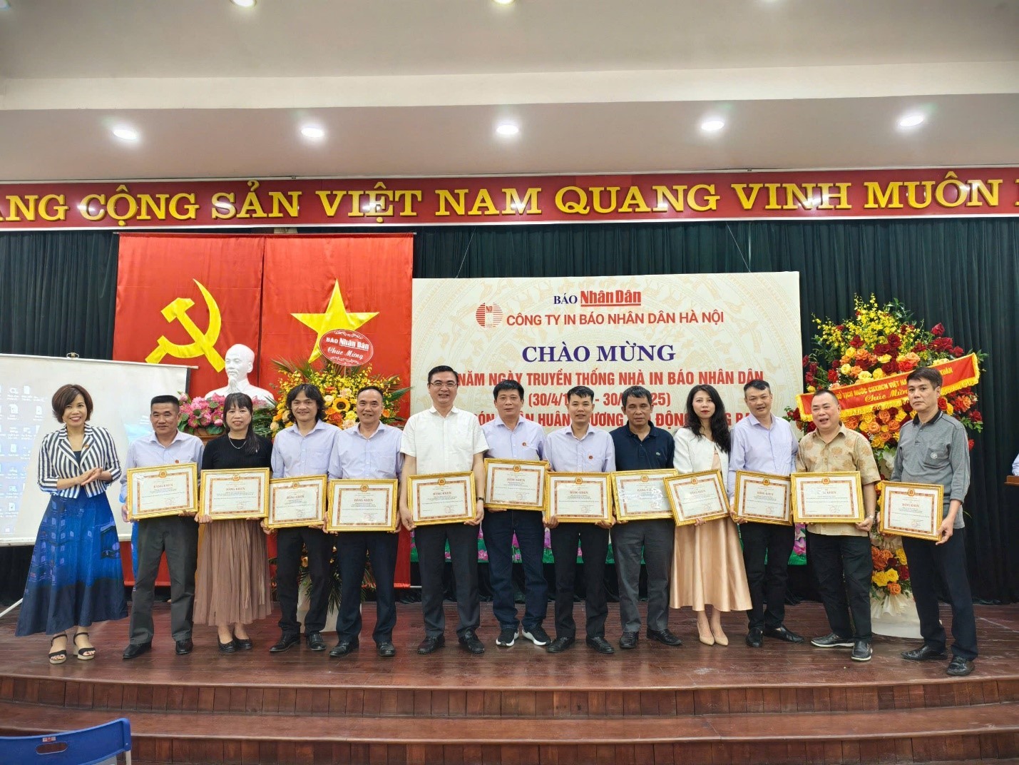 Trao Bằng khen của Báo Nhân Dân tặng  tập thể, cá nhân Công ty TNHH MTV In Báo Nhân Dân Hà Nội