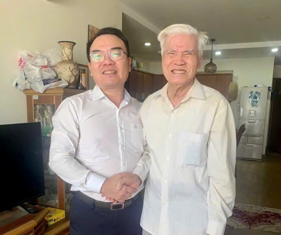 Lãnh đạo Công ty Thăm và Tặng quà các đồng chí nguyên lãnh đạo Công ty nhân dịp Tết Bính Ngọ 2026