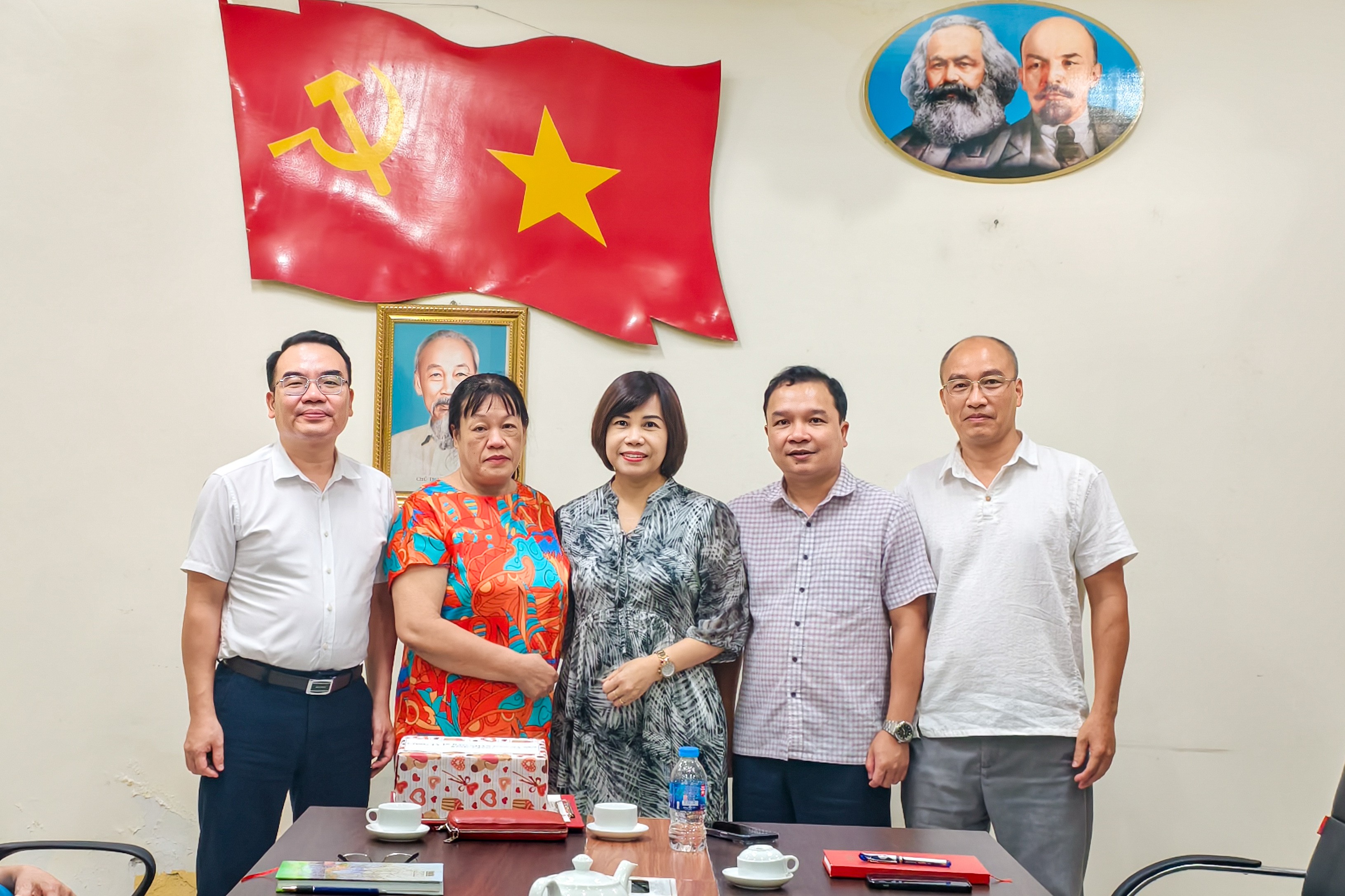 Gặp mặt, chia tay cán bộ nghỉ hưu